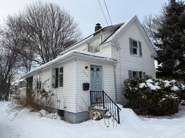 $89,900 | 240 Grove Street, Bangor, ME 04401
