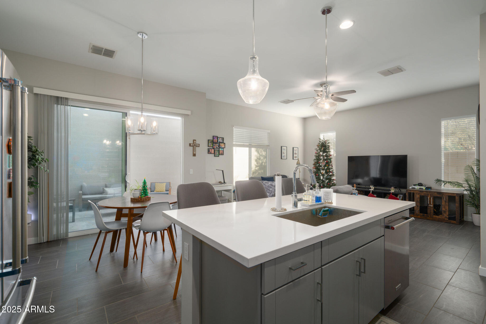 6301 North 12th Street, Unit 6 Phoenix, AZ 85014 - Photo 6 of 18 a kitchen with a stove a table and chairs