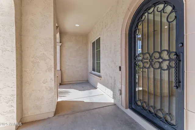 a view of an entryway with a livingroom