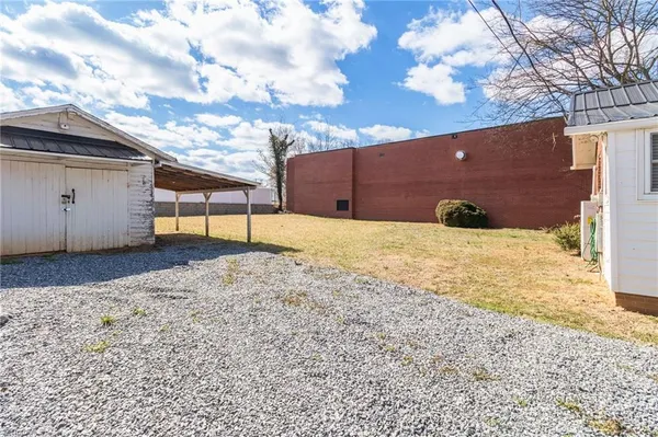 $1,295 | 205 West Hunter Street, Madison, NC 27025