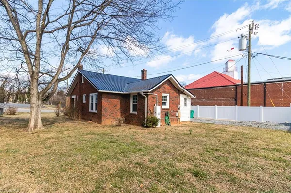 $1,295 | 205 West Hunter Street, Madison, NC 27025
