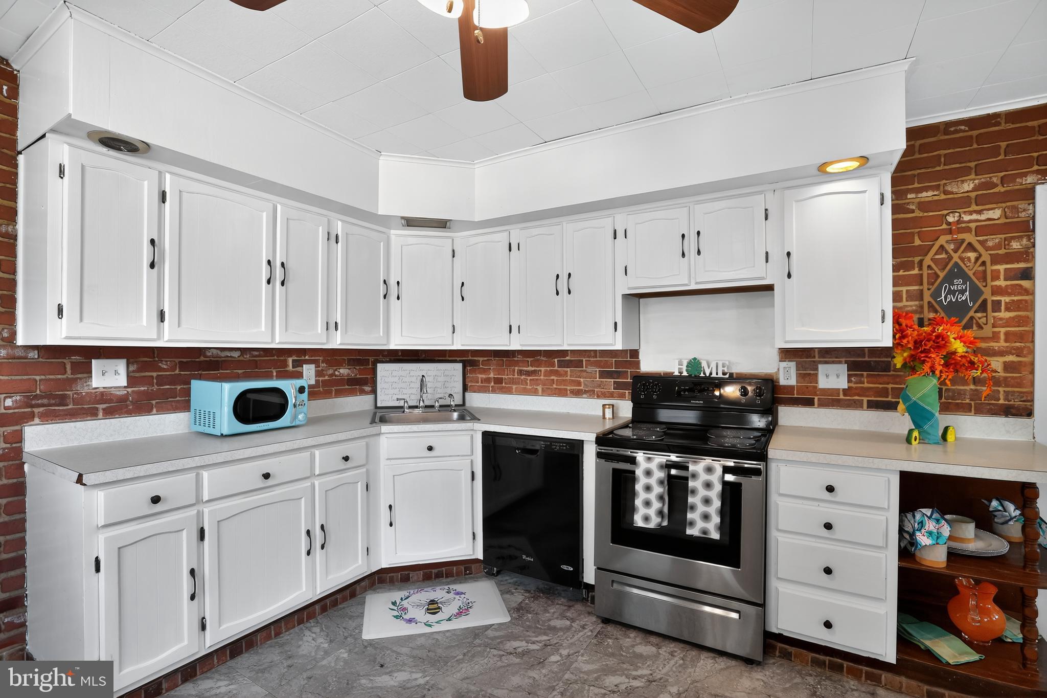 1079 Riverside Drive Pottstown, PA 19465 - Photo 14 of 37 Kitchen