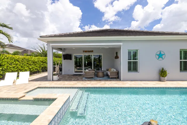 a view of yard with green space