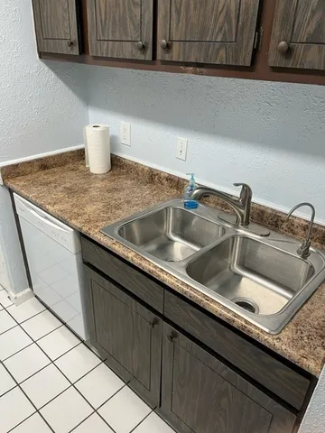 a close view of sink and tap