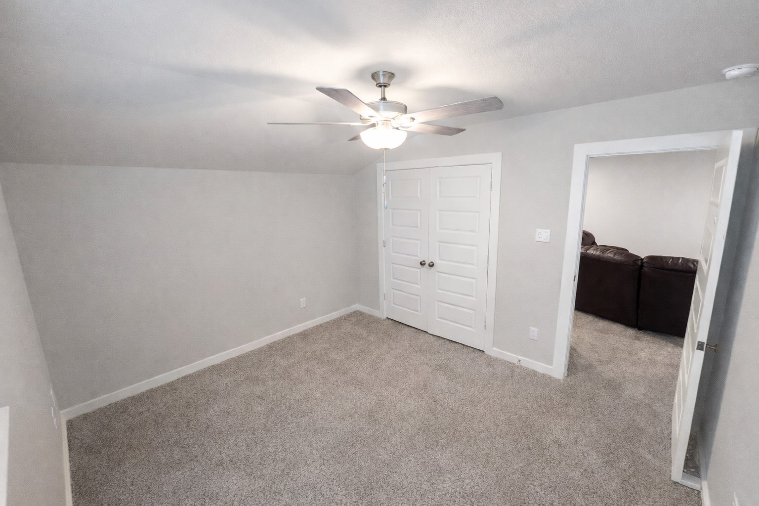 5715 Madden Lane Houston, TX 77048 - Photo 11 of 16 an empty room with closet and a ceiling fan