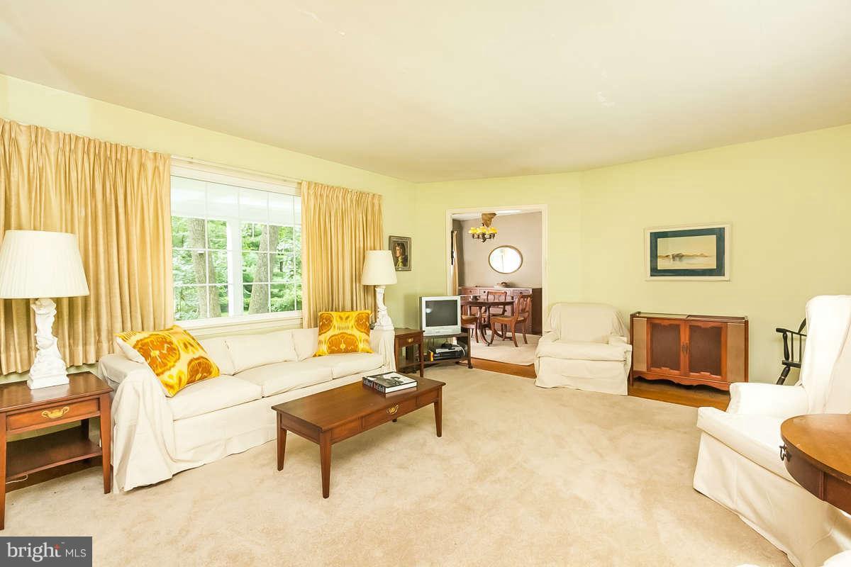 4013 Buckingham Road Pikesville, MD 21207 - Photo 4 of 29 Living Room