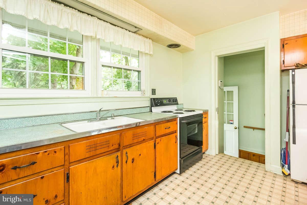 4013 Buckingham Road Pikesville, MD 21207 - Photo 10 of 29 Kitchen