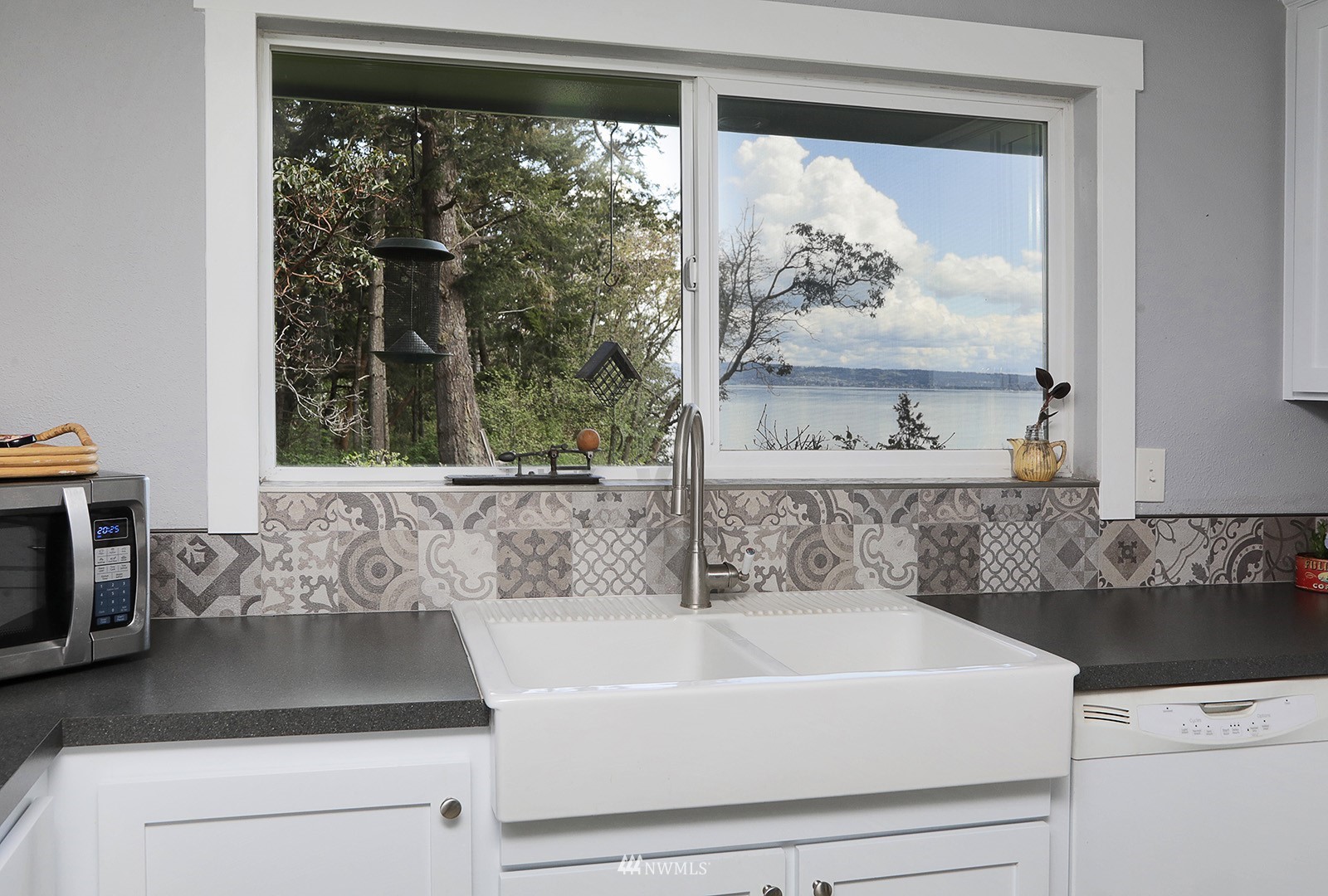 1294 Bonnie View Acres Road Oak Harbor, WA 98277 - Photo 12 of 39 a bathroom with a bathtub and sink