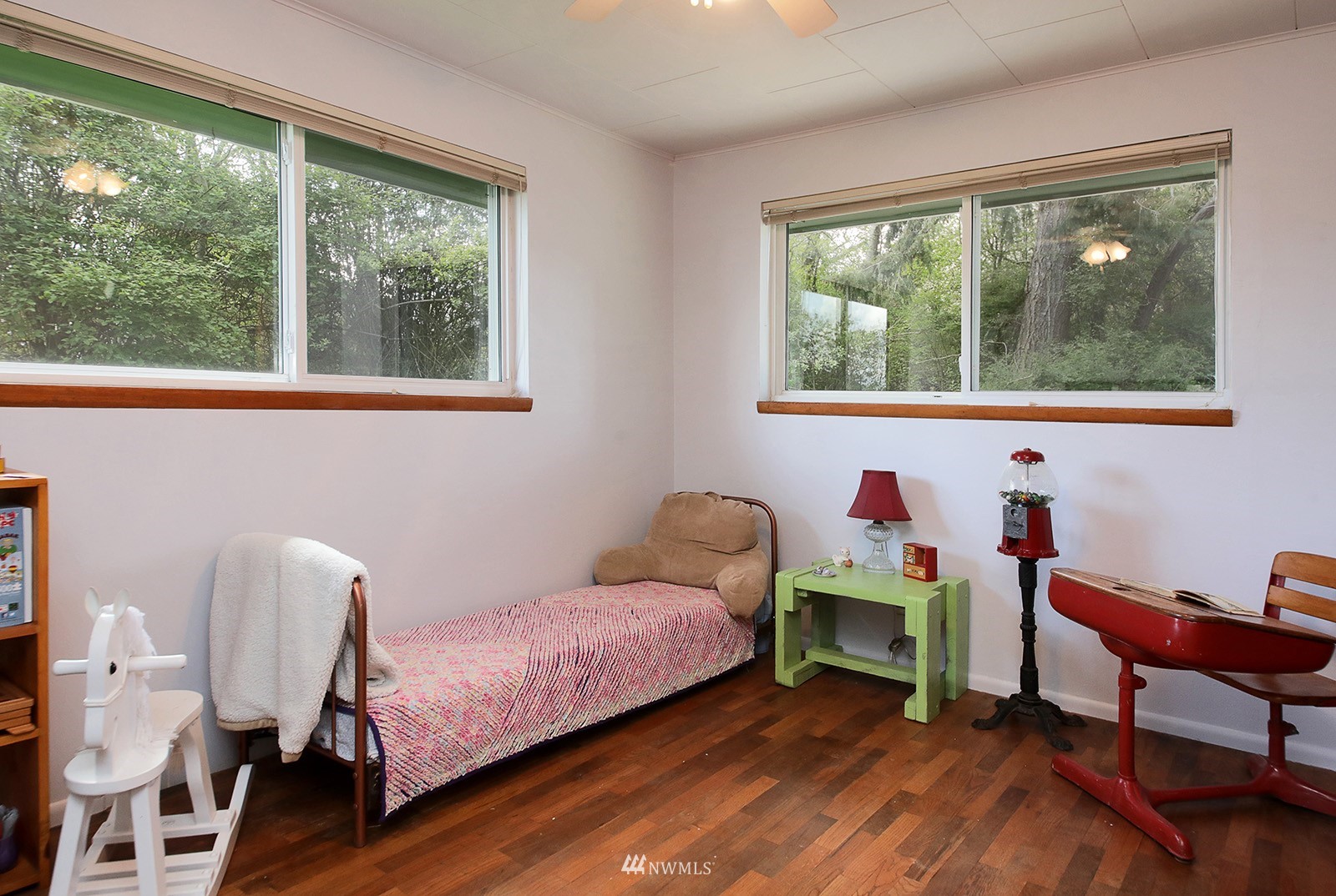 1294 Bonnie View Acres Road Oak Harbor, WA 98277 - Photo 25 of 39 a bedroom with a bed and a window