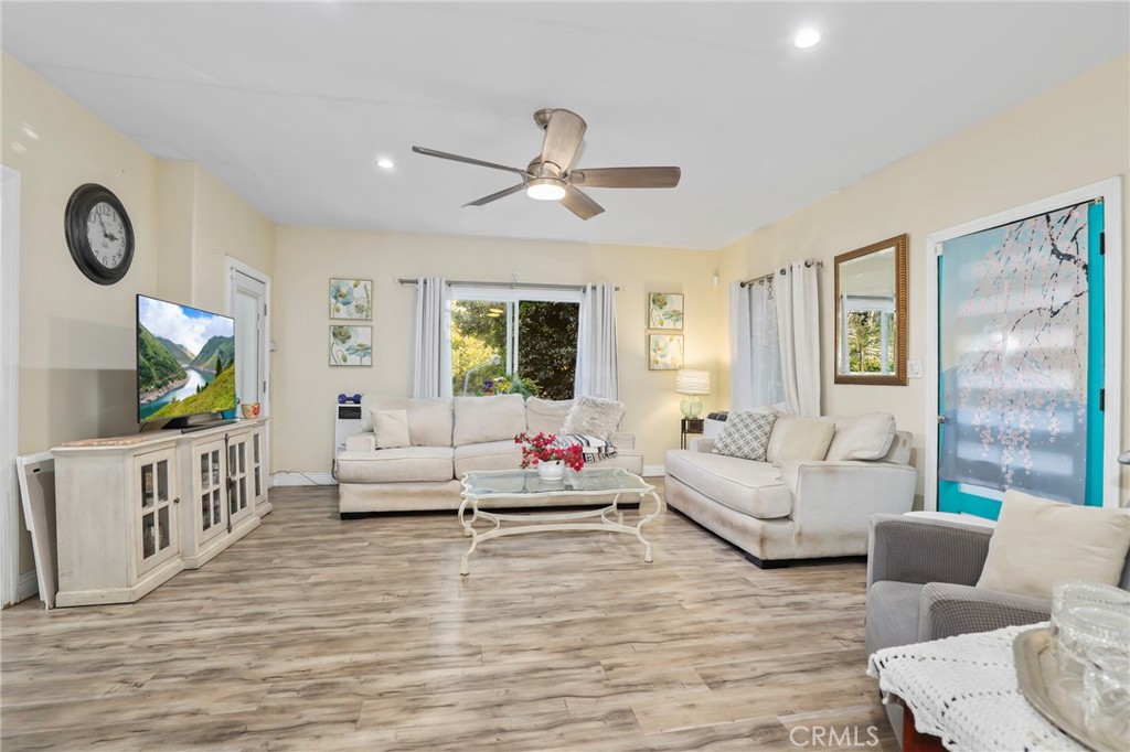 1602 Locust Avenue Long Beach, CA 90813 - Photo 4 of 37