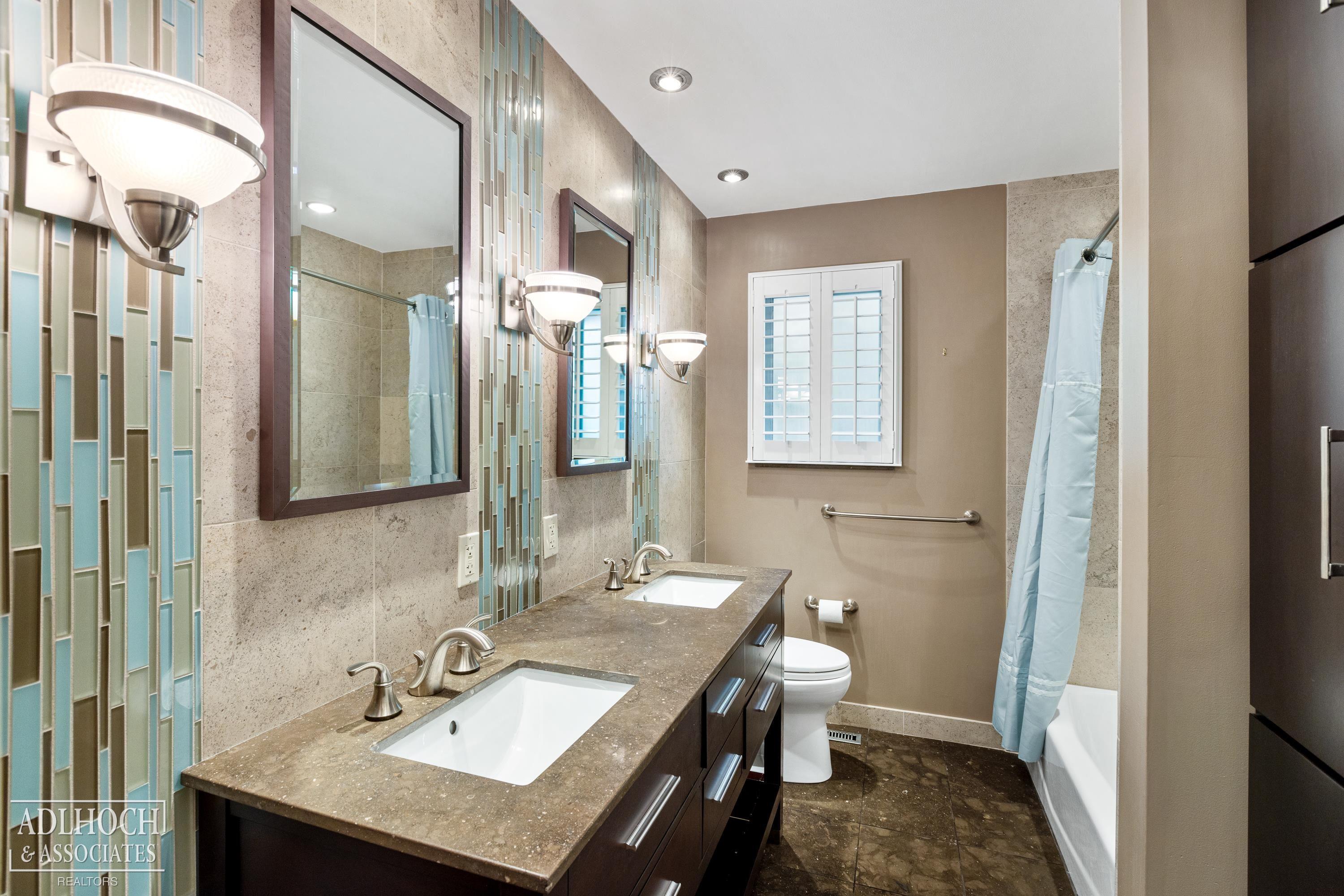 442 Barclay Road Grosse Pointe, MI 48236 - Photo 17 of 34 hall bathroom