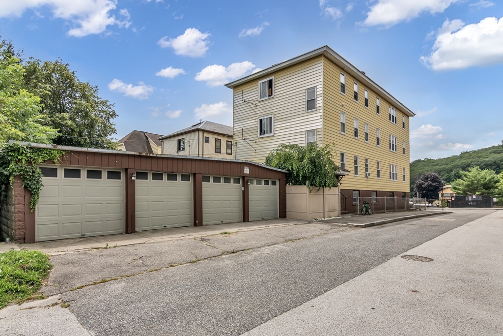 10 Imperial Road Worcester, MA 01604 - Photo 4 of 18 Gallery Image 4