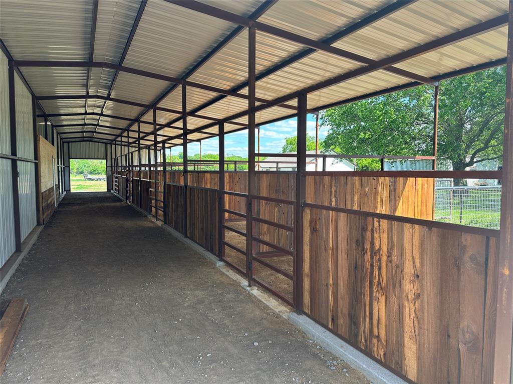 711 County Road 701 Cleburne, TX 76031 - Photo 3 of 37
