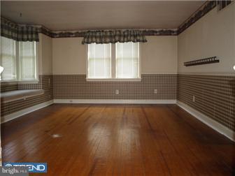 16 Center Street Delran, NJ 08075 - Photo 3 of 12 Living Room
