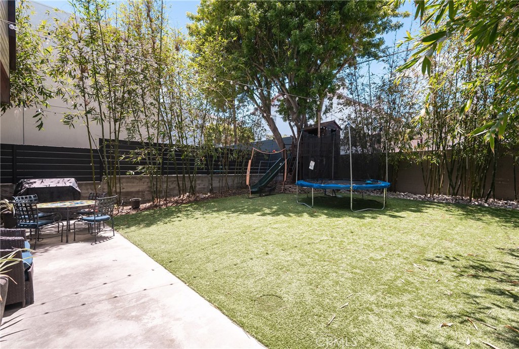 1149 Pine Avenue Manhattan Beach, CA 90266 - Photo 14 of 43 a backyard of a house with lots of green space