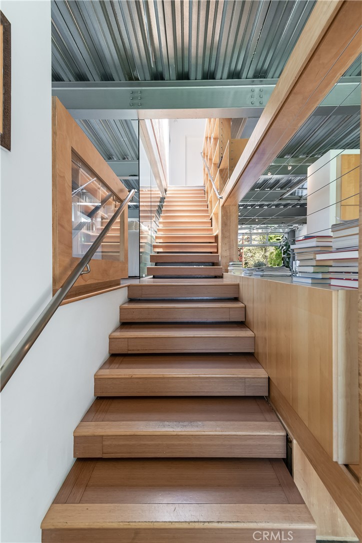 1149 Pine Avenue Manhattan Beach, CA 90266 - Photo 19 of 43 a view of entryway