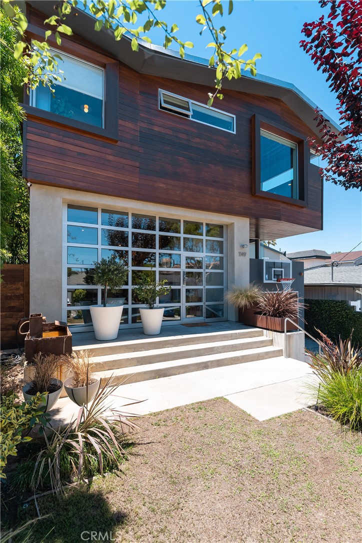 1149 Pine Avenue Manhattan Beach, CA 90266 - Photo 2 of 43 a view of a building with a patio