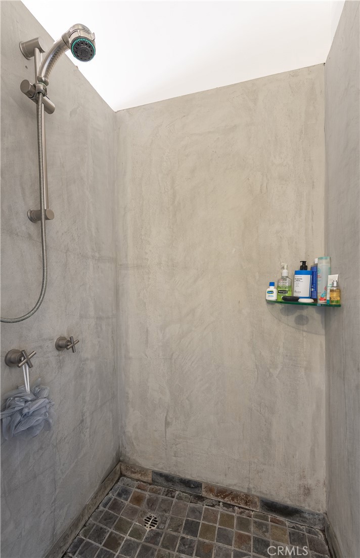 1149 Pine Avenue Manhattan Beach, CA 90266 - Photo 41 of 43 a bathroom with a shower