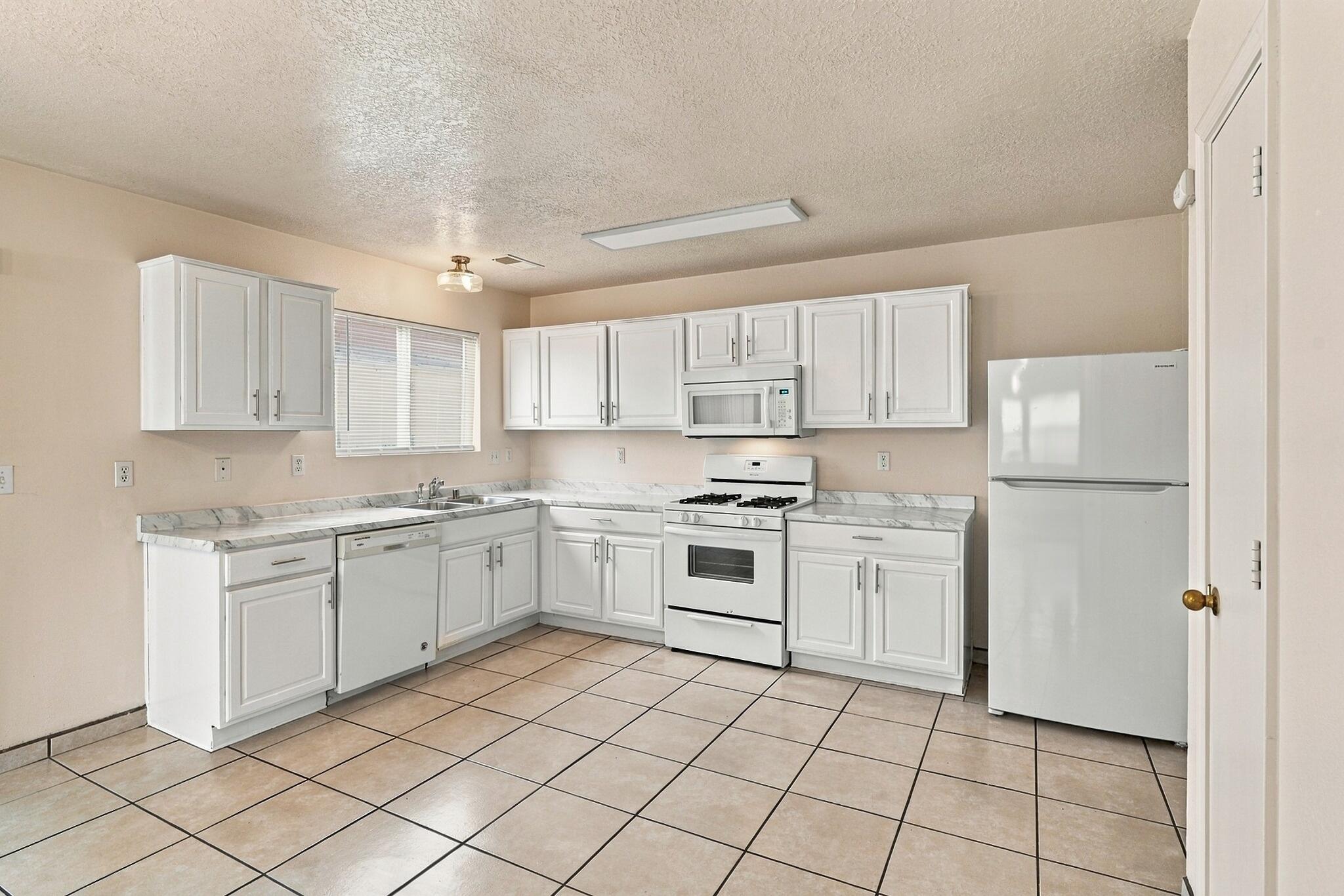 3541 Lavender Meadows Drive Northeast Rio Rancho, NM 87144 - Photo 9 of 39 Gallery Image 9