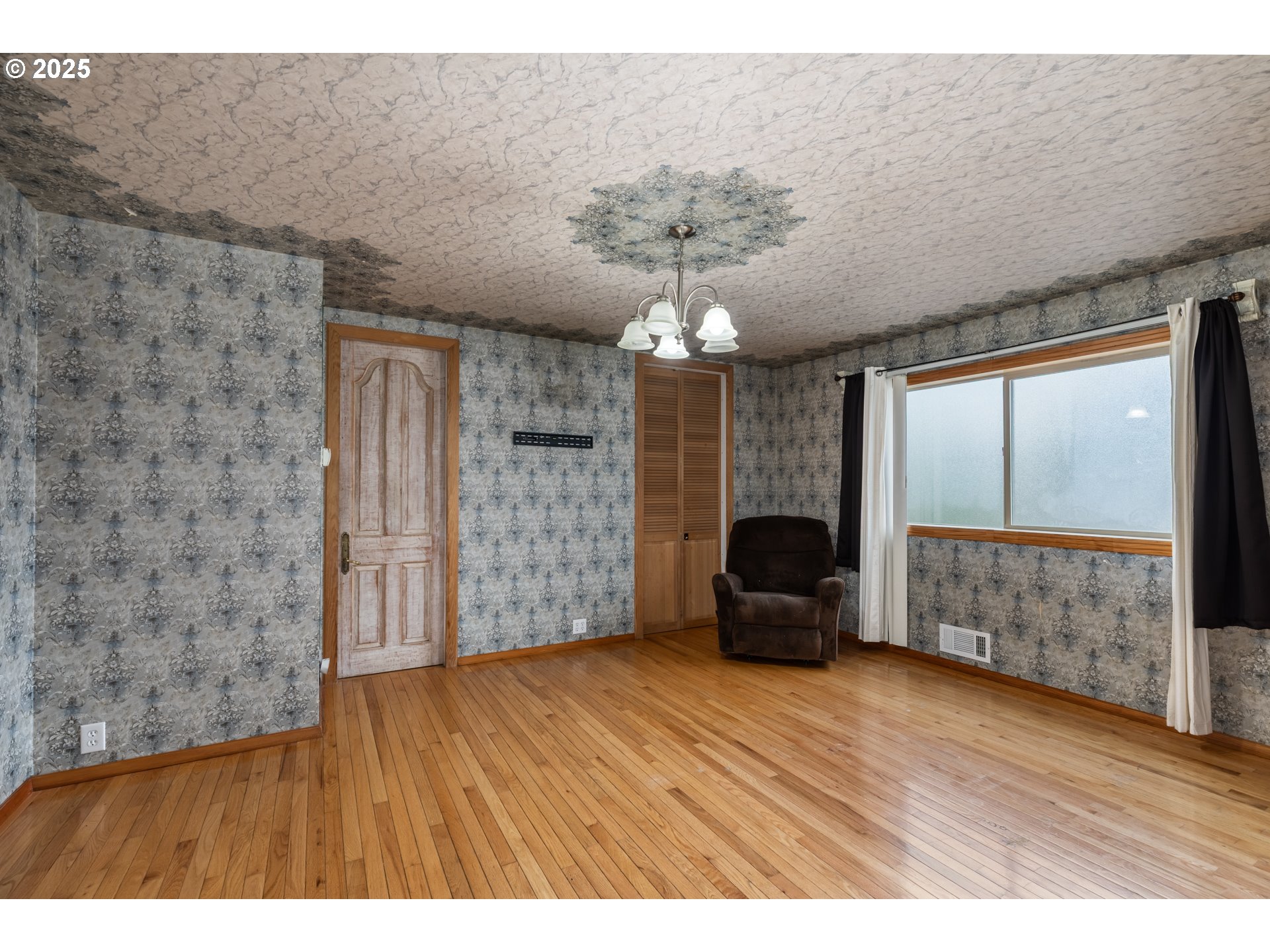169 MacArthur Street St. Helens, OR 97051 - Photo 16 of 31 a view of livingroom with furniture and chandelier