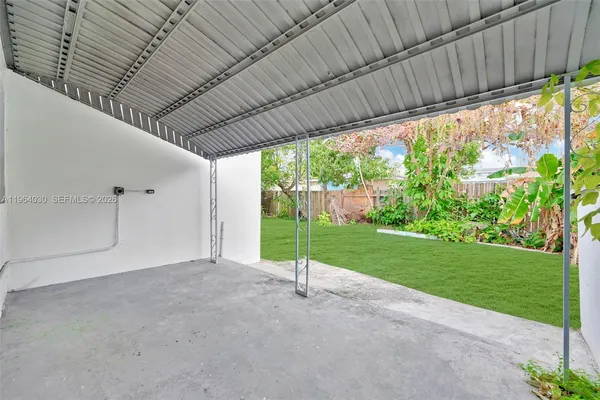 a view of a backyard