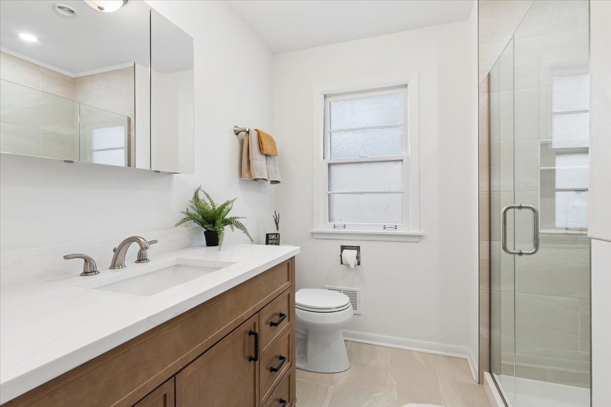 504 North Russel Street Mount Prospect, IL 60056 - Photo 14 of 19 a bathroom with a sink a toilet and shower
