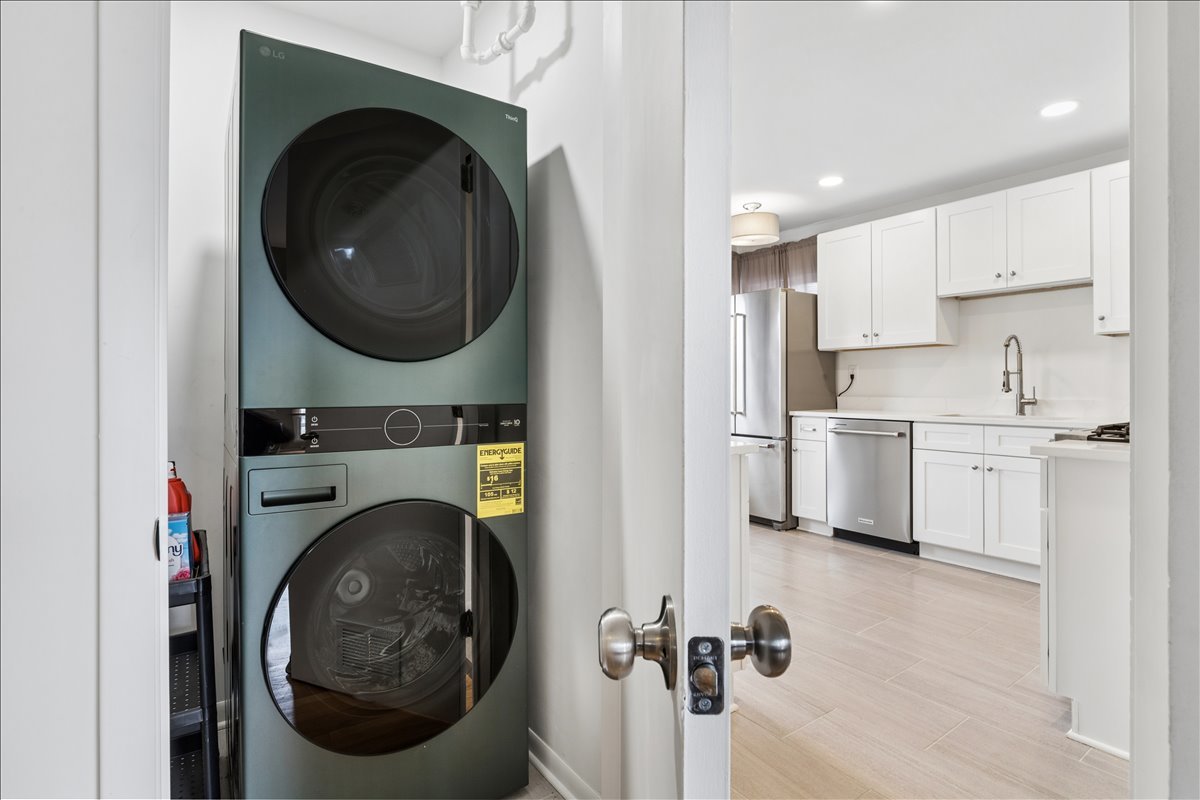 504 North Russel Street Mount Prospect, IL 60056 - Photo 15 of 19 a view of kitchen and washer and dryer