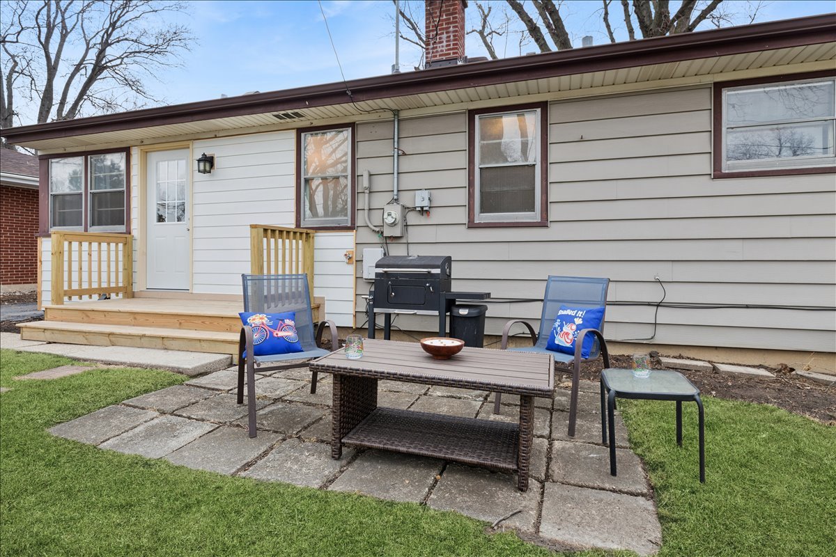 504 North Russel Street Mount Prospect, IL 60056 - Photo 18 of 19 a view of a backyard with sitting area