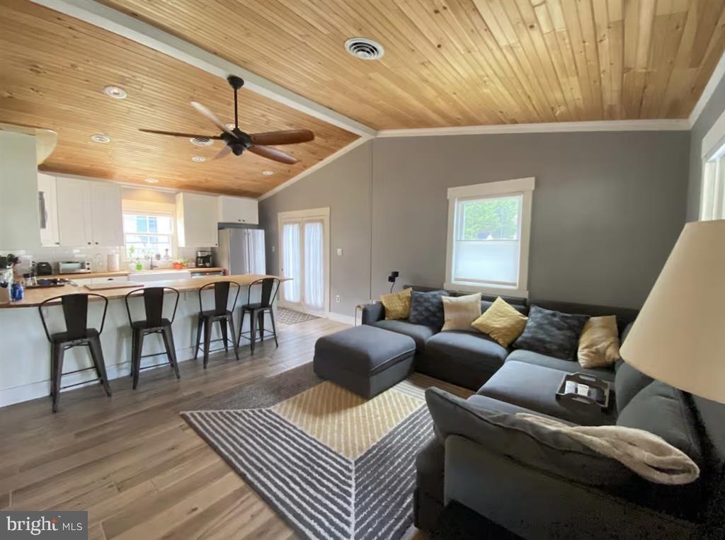 13803 Fountain Road Ocean City, MD 21842 - Photo 19 of 23 a living room with furniture and a chandelier