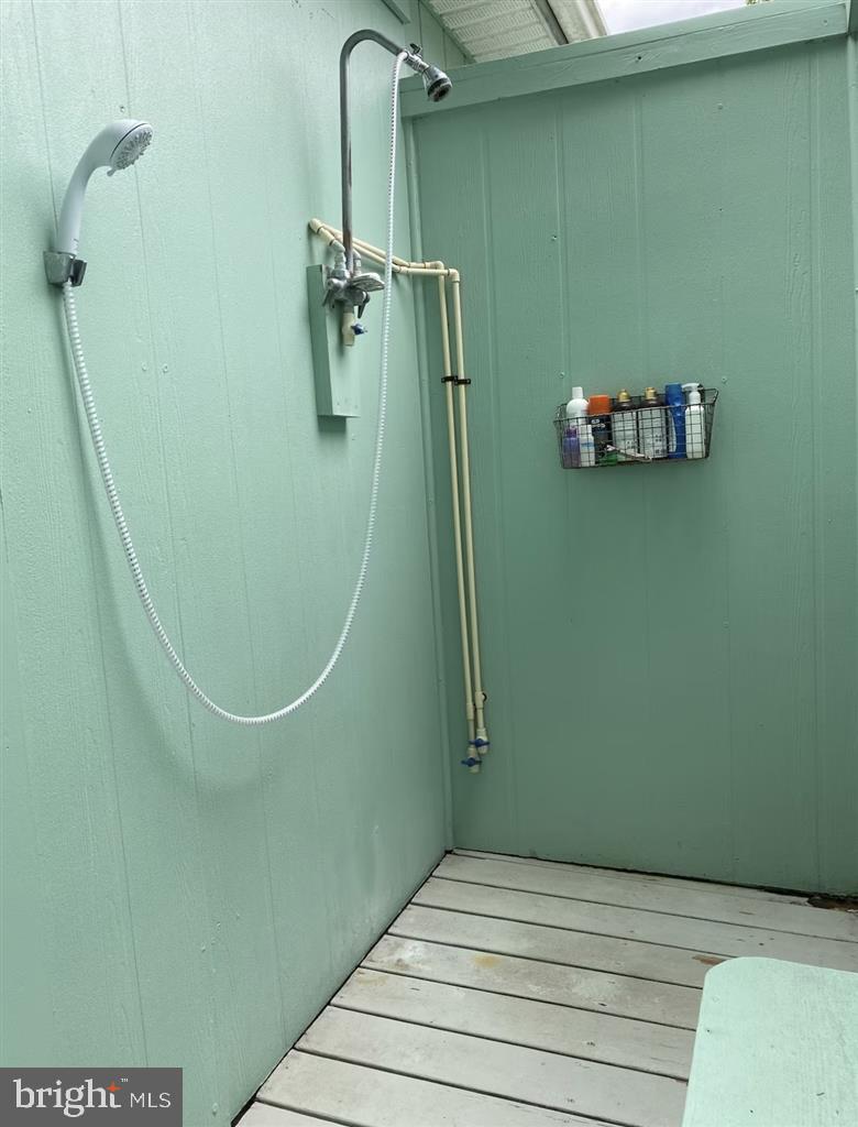 13803 Fountain Road Ocean City, MD 21842 - Photo 9 of 23 a bathroom with a shower