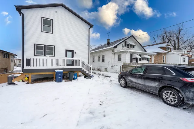 a view of a car park in front of house