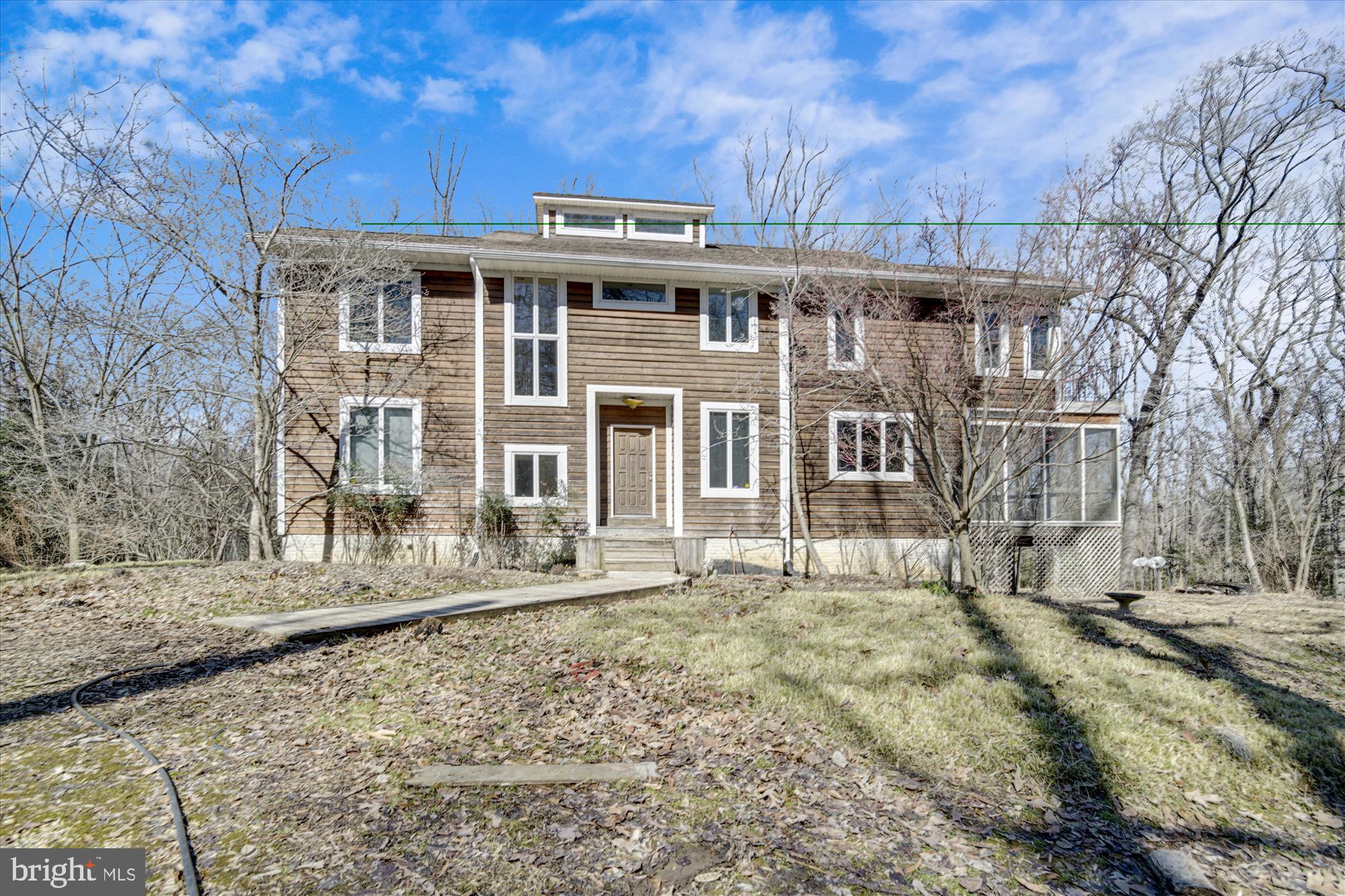 Contemporary house on 10.36 acres in the Moyaone R