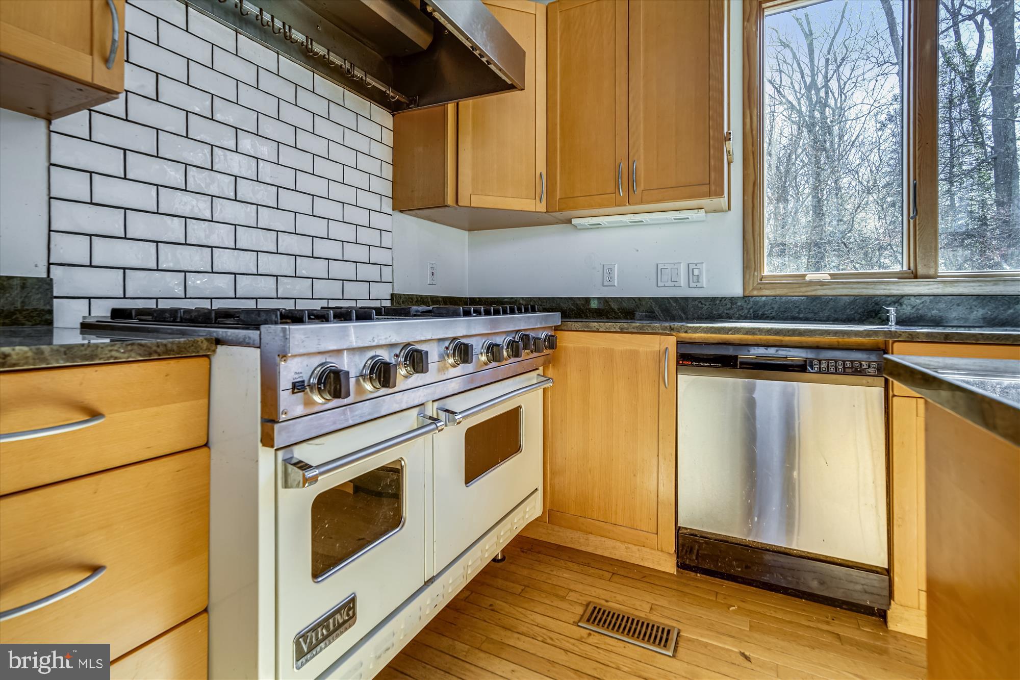 2751 Colonial Road Accokeek, MD 20607 - Photo 13 of 49 Six-burner Viking stove with double oven