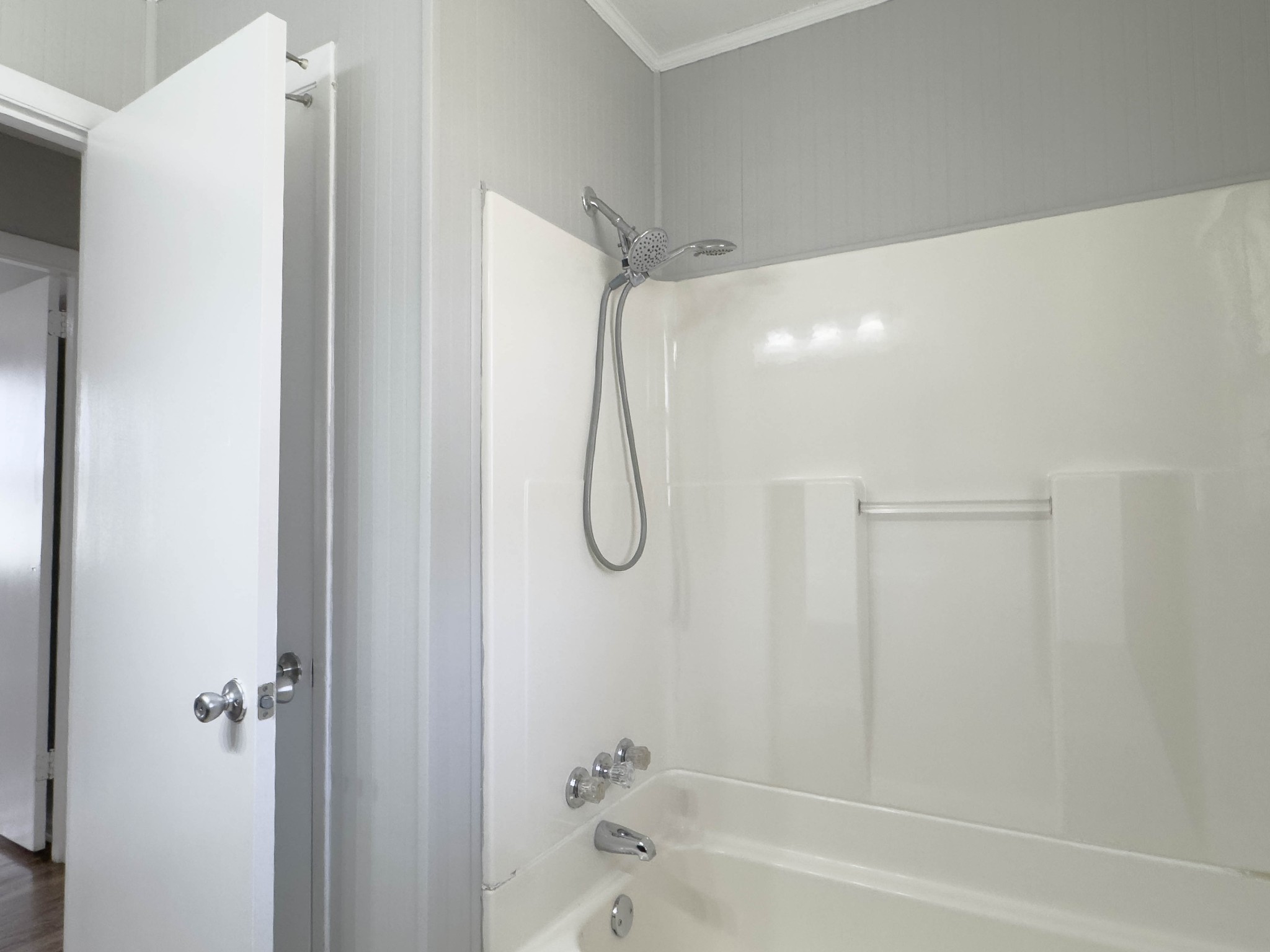 328 Dunbar Cave Road Clarksville, TN 37043 - Photo 14 of 26 a bathroom with a bath tub