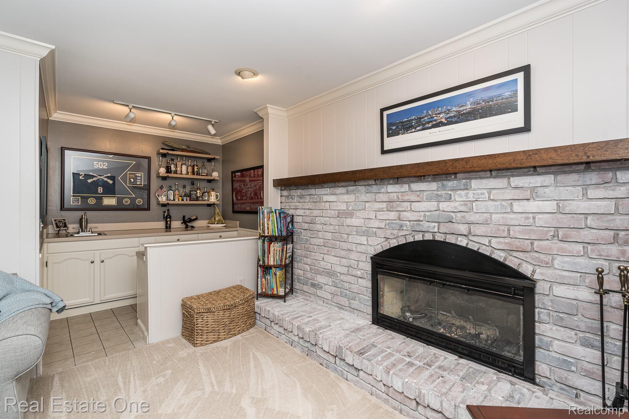 1331 Chestnut Lane Rochester, MI 48309 - Photo 19 of 42 Family Room with WET BAR