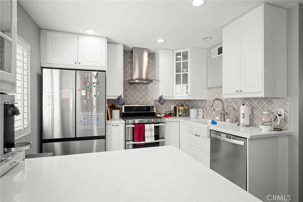 9759 Vía Roma Burbank, CA 91504 - Photo 7 of 45 Gallery Image 7