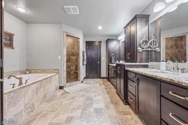 $864,995 | 120 Lindsey Court, Mapleton, ND 58059