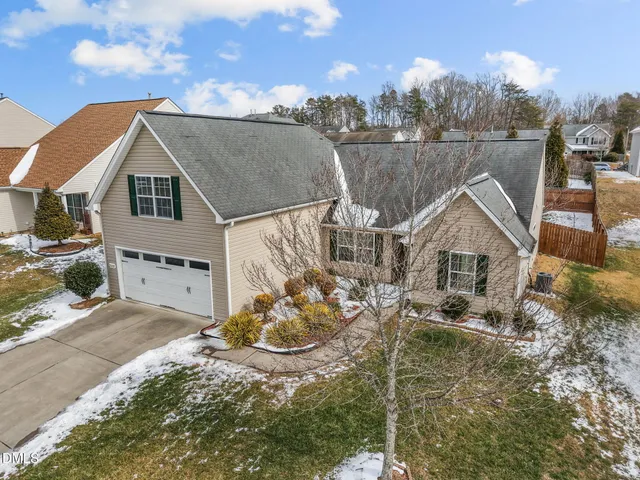 a view of a house with backyard
