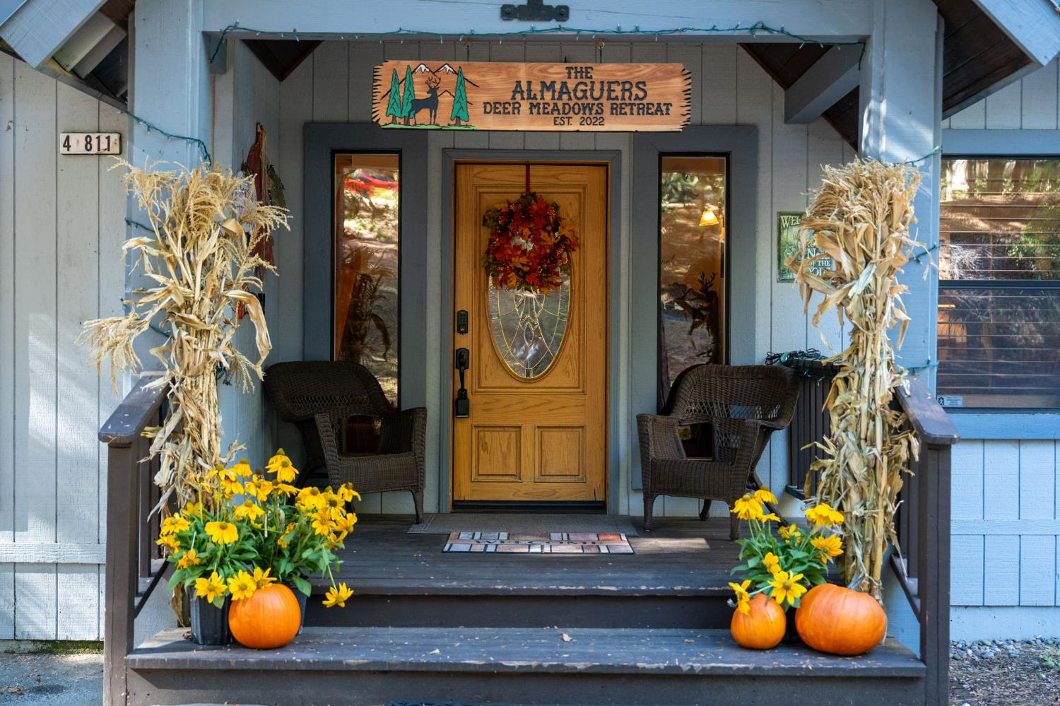 41811 Gray Rock Road Shaver Lake, CA 93664 - Photo 5 of 33 a room that has painting on the wall and a potted plant