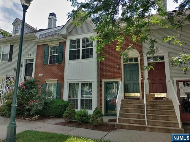 1052 Chedworth Circle Mahwah, NJ 07430 - Photo 2 of 16 front view of a house