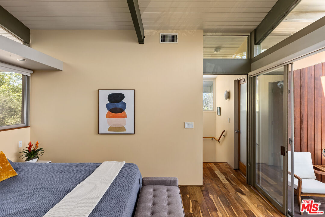 716 Rochedale Way Los Angeles, CA 90049 - Photo 9 of 17