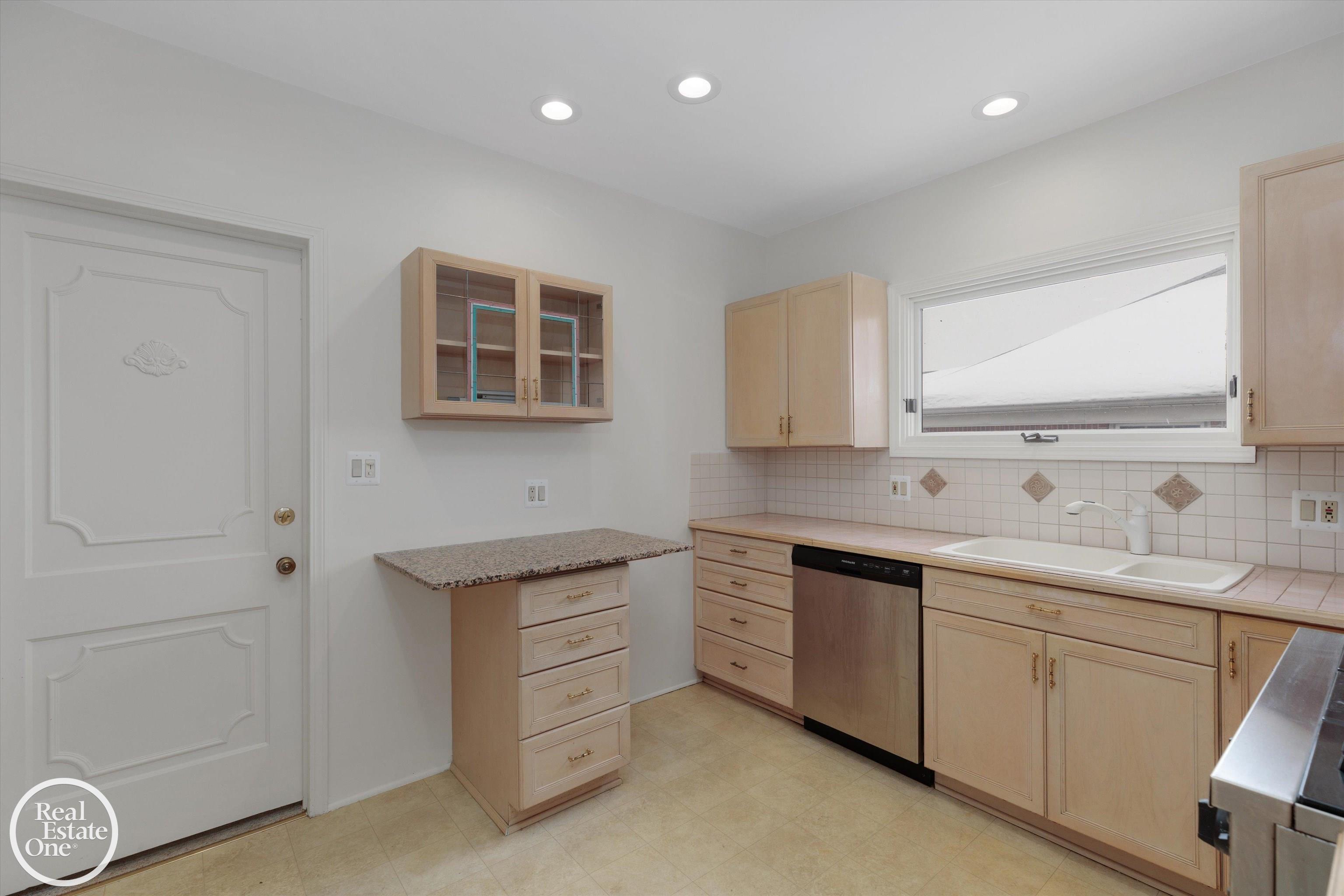943 Harcourt Road Grosse Pointe, MI 48230 - Photo 12 of 45
