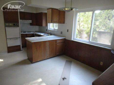 17718 Adrian Road Southfield, MI 48075 - Photo 17 of 24 20353940-17.JPG