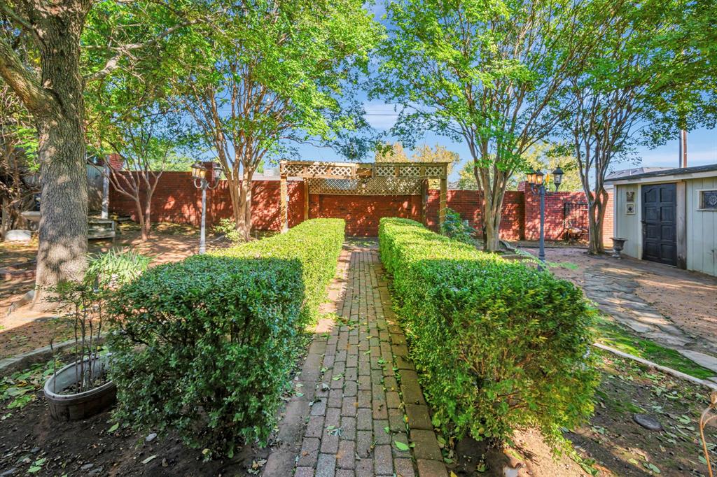 3409 Crescent Court Bedford, TX 76021 - Photo 32 of 40 a view of a garden with an tree