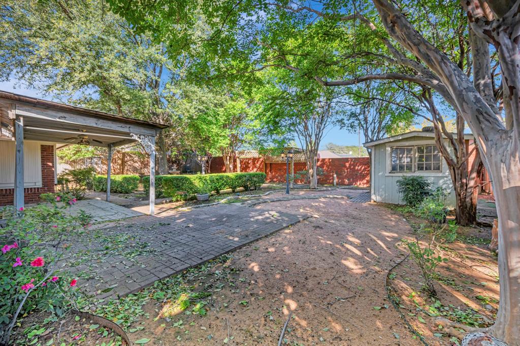 3409 Crescent Court Bedford, TX 76021 - Photo 36 of 40 a backyard of a house with seating space