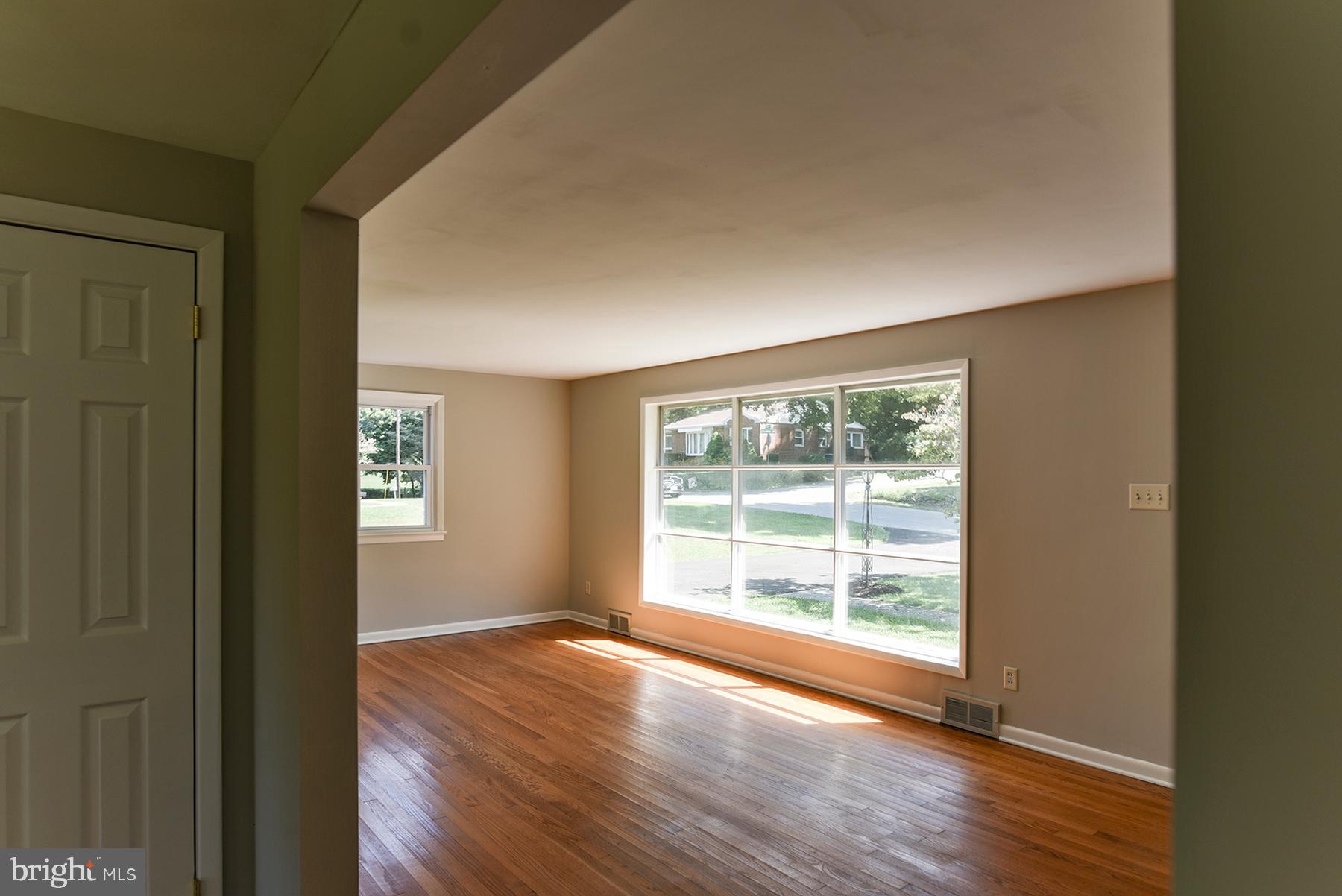 11828 Patrick Road Hagerstown, MD 21742 - Photo 11 of 29 Living room