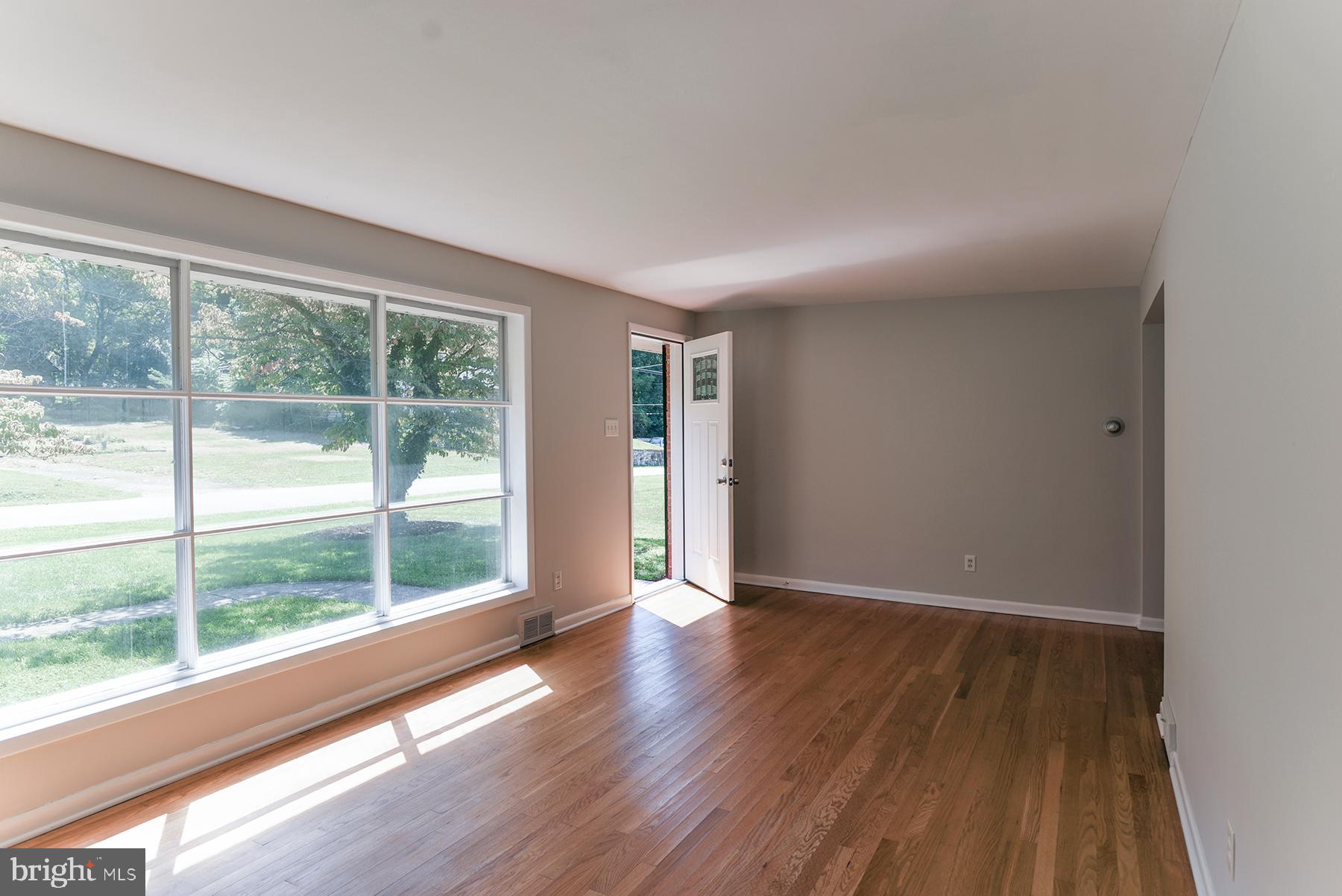 11828 Patrick Road Hagerstown, MD 21742 - Photo 9 of 29 Living room