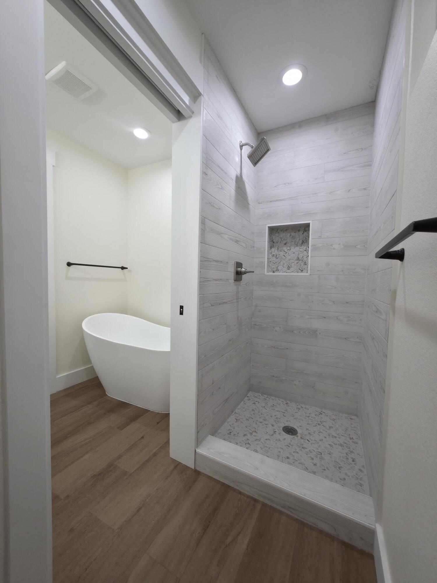 4699 Meadow Lake Drive Crestview, FL 32539 - Photo 31 of 38 a bathroom with a bathtub and shower