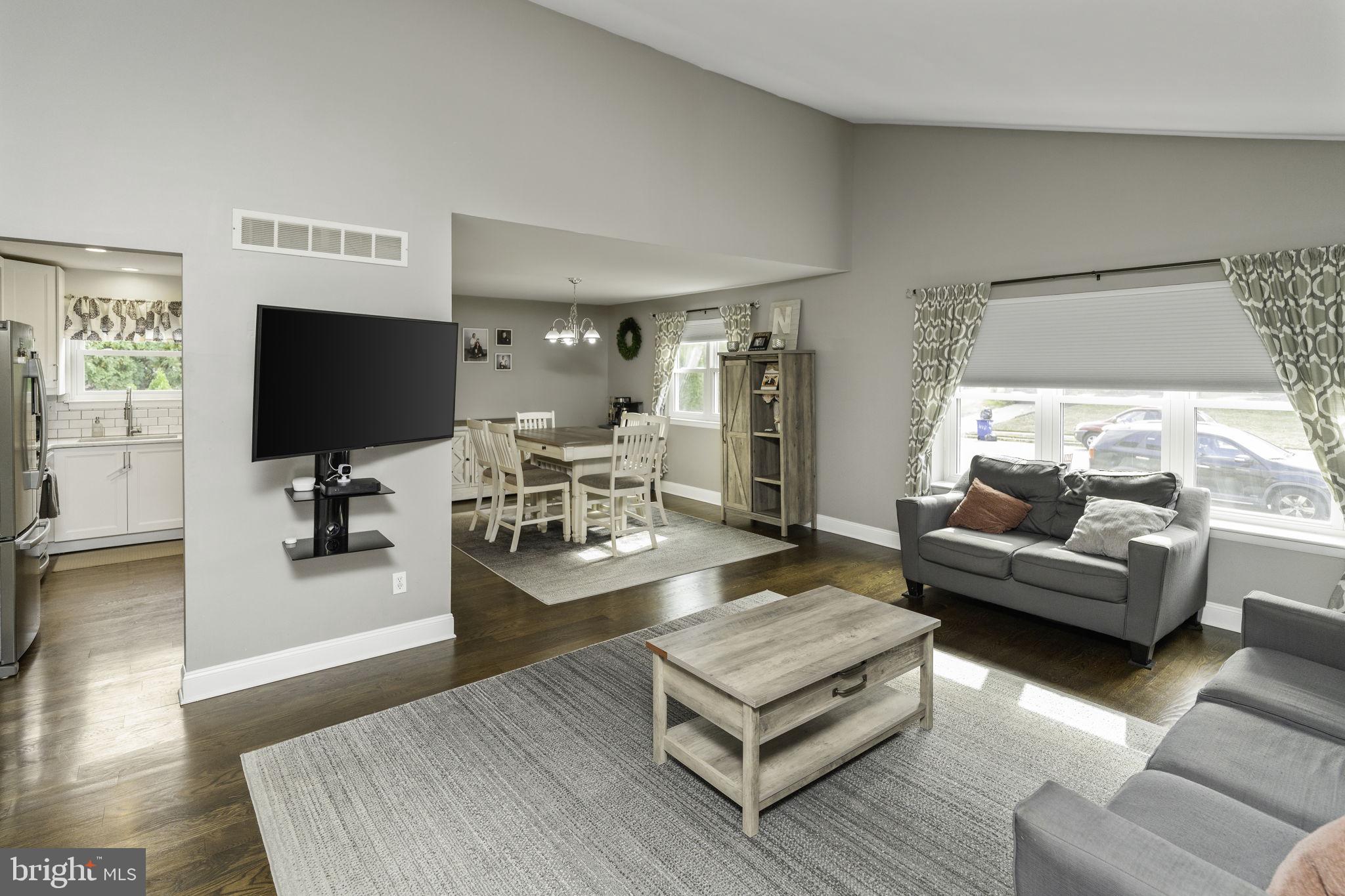 445 Kismet Road Philadelphia, PA 19115 - Photo 4 of 36