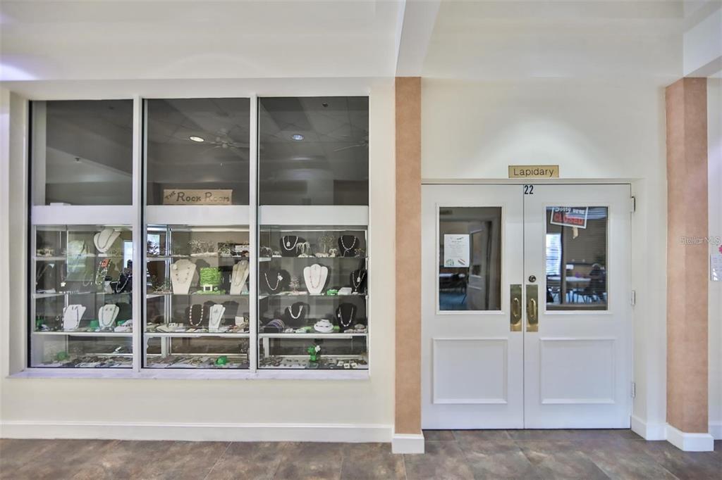 1905 Canterbury Lane, Unit E9 Sun City Center, FL 33573 - Photo 43 of 57